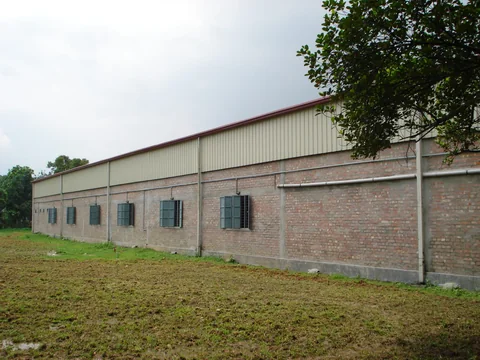 Large-span industrial facility supported by coordinated supply movement